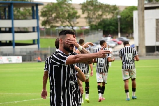 Brandão comemora o gol da vitória do Rio Branco (Foto: Thiago Soares/Folha Vitória)