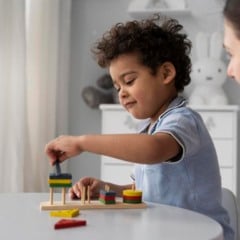 Crian&ccedil;a com TEA em terapia