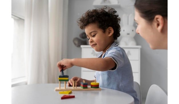 Criança com TEA em terapia