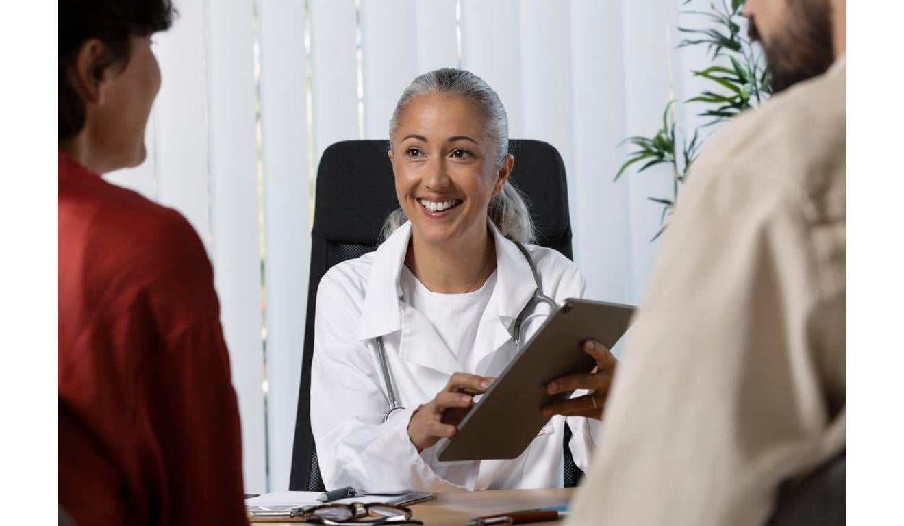 Casal em consulta com médica Casal em consulta com médica