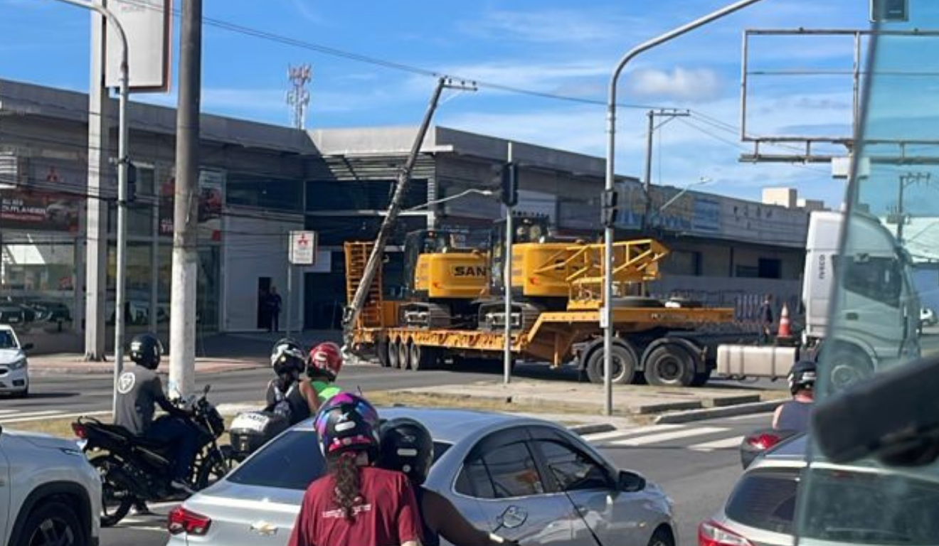 Carreta atinge poste na Lindenberg e provoca queda de energia