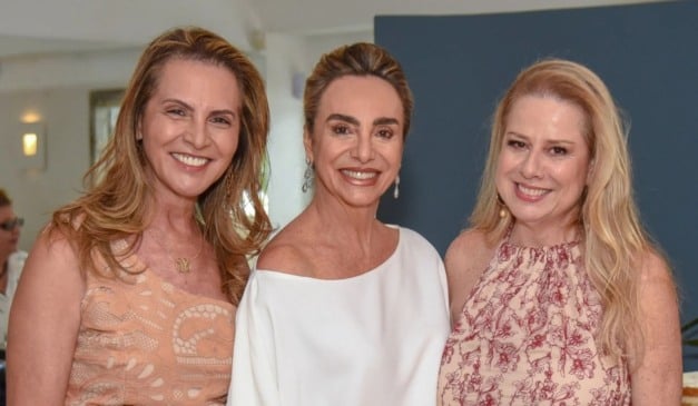 70 amigas tão bacanas quanto a aniversariante no almoço para Renata