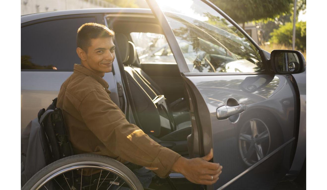 Homem sorridente em cadeira de rodas Homem sorridente em cadeira de rodas