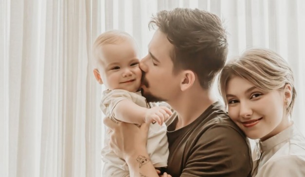 Lucas Borba e Isabel Veloso com o filho, Arthur, de 1 ano (Foto: Reprodução/Instagram/@lucasborbass)