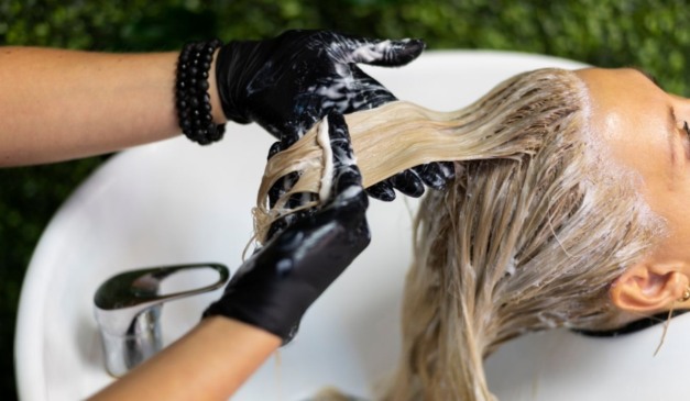Cabelo opaco nunca mais: descubra as 3 tintas sem amônia que entregam cobertura de salão