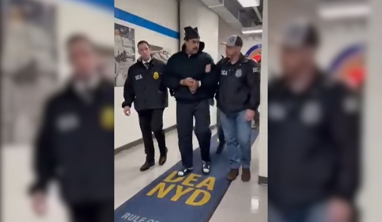 Ditador Nicolas Maduro é conduzido por ofociais da DEA em prédio da agência antidrogas em NovaYork. Ditador Nicolas Maduro é conduzido por ofociais da DEA em prédio da agência antidrogas em NovaYork.
