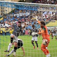 Brand&atilde;o manda a bola para as redes e d&aacute; a vit&oacute;ria ao Rio Branco (Foto: Thiago Soares/Folha Vit&oacute;ria)