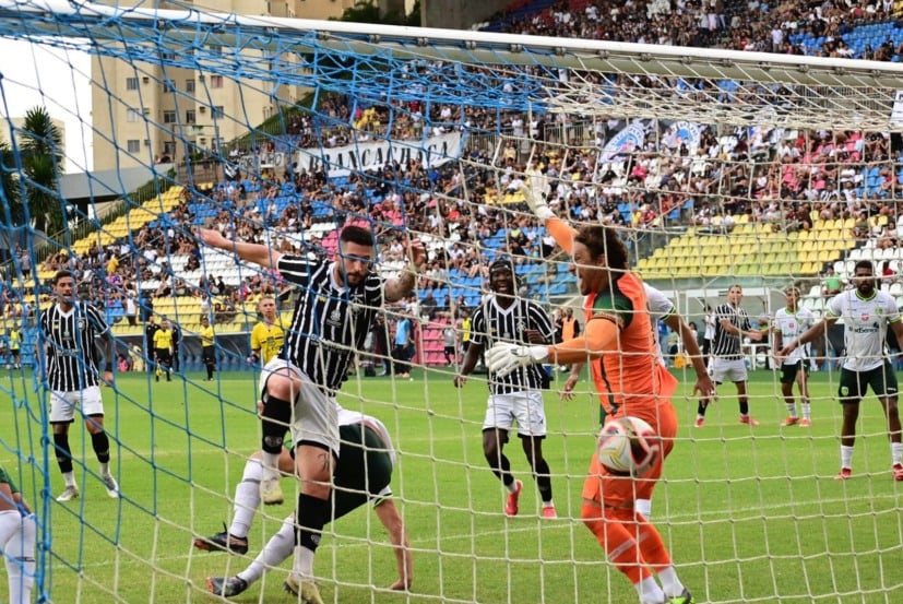 Brandão manda a bola para as redes e dá a vitória ao Rio Branco (Foto: Thiago Soares/Folha Vitória)