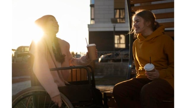 Mulheres em cadeiras de rodas conversando