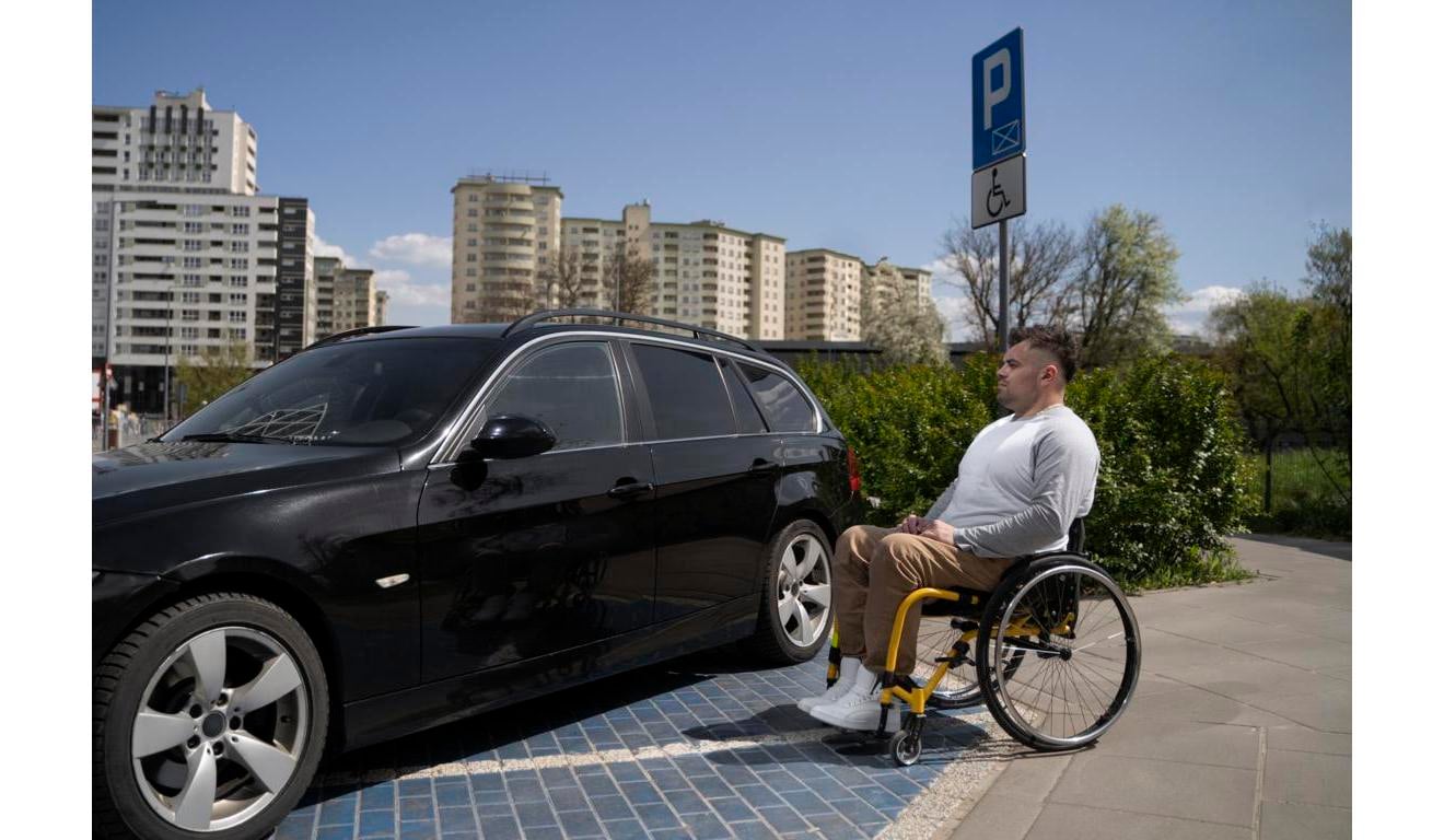 Usuário de cadeira de rodas no carro Usuário de cadeira de rodas no carro