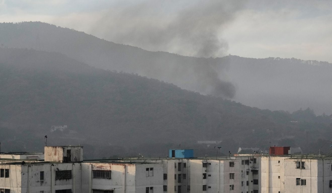 Fumaça sobe no Aeroporto de La Carlota, base aérea militar em Caracas, após explosões dos ataques dos EUA ao país. Foto: Matias Delacroix/Associated Press/ Estadão Conteúdo Fumaça sobe no Aeroporto de La Carlota, base aérea militar em Caracas, após explosões dos ataques dos EUA ao país. Foto: Matias Delacroix/Associated Press/ Estadão Conteúdo