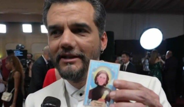 Wagner Moura ganhou um santinho de Fernanda Torres (Foto: Reprodução/X)