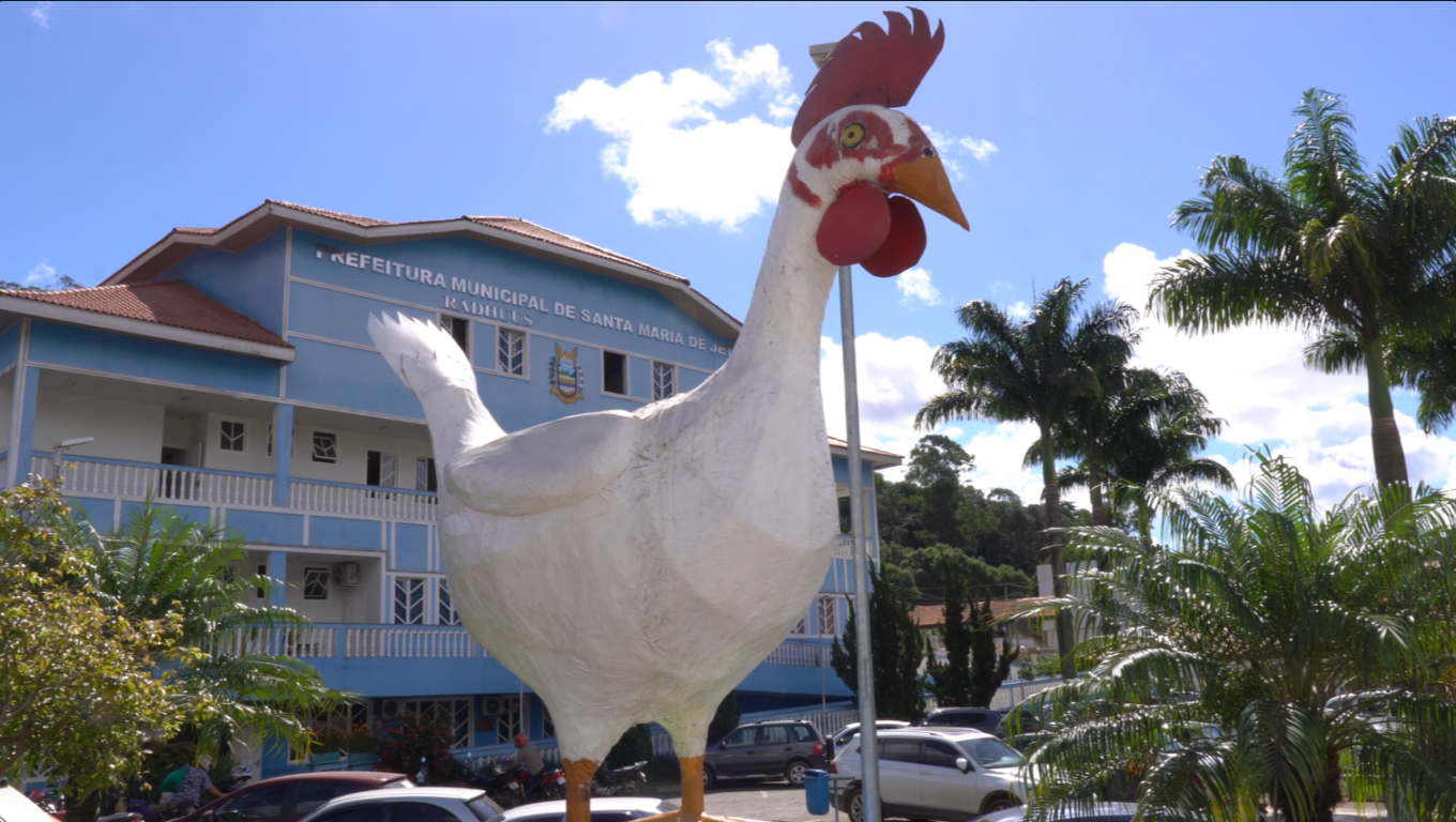Estátua de galinha, símbolo da produção de ovos, está localizada em Santa Maria de Jetibá (ES). A obra homenageia a cidade, conhecida como "Capital do Ovo", que lidera a produção nacional de ovos e possui um monumento no centro.