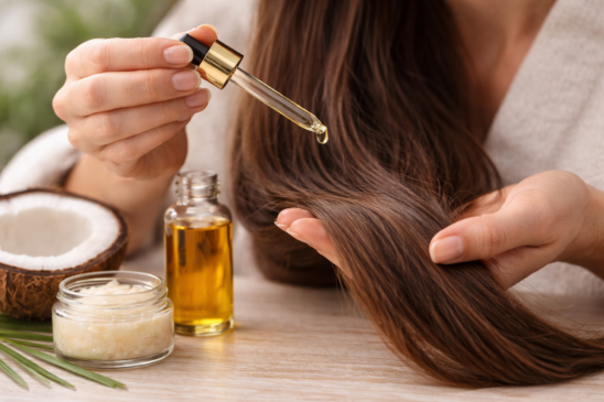 Óleos vegetais são utilizados em rotinas naturais para alinhar os fios e melhorar a textura do cabelo./ ChatGPT