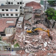 Demoli&ccedil;&atilde;o de pr&eacute;dio atinge sal&atilde;o em Vila Velha (Foto: Thiago Soares)