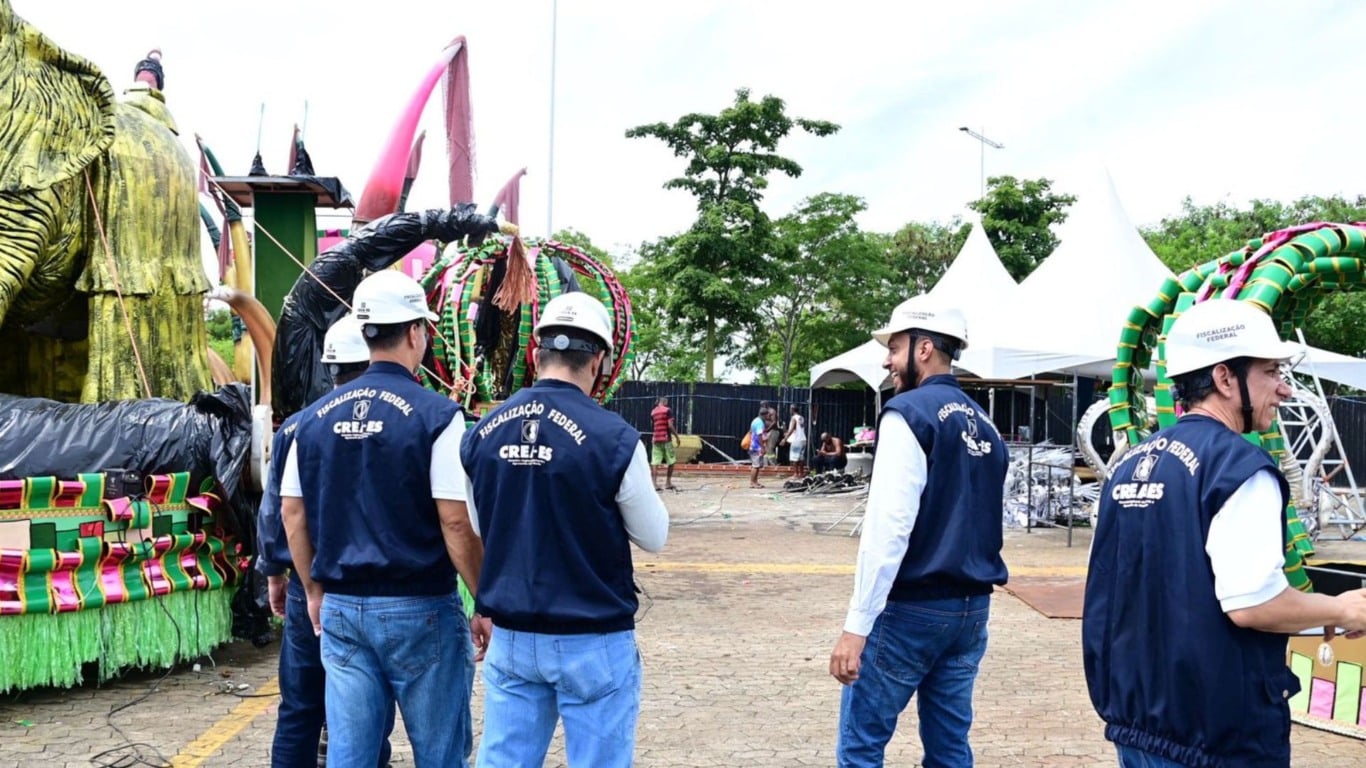 Equipe do CREA est&aacute; fazendo an&aacute;lise dos carros (Foto: Thiago Soares)