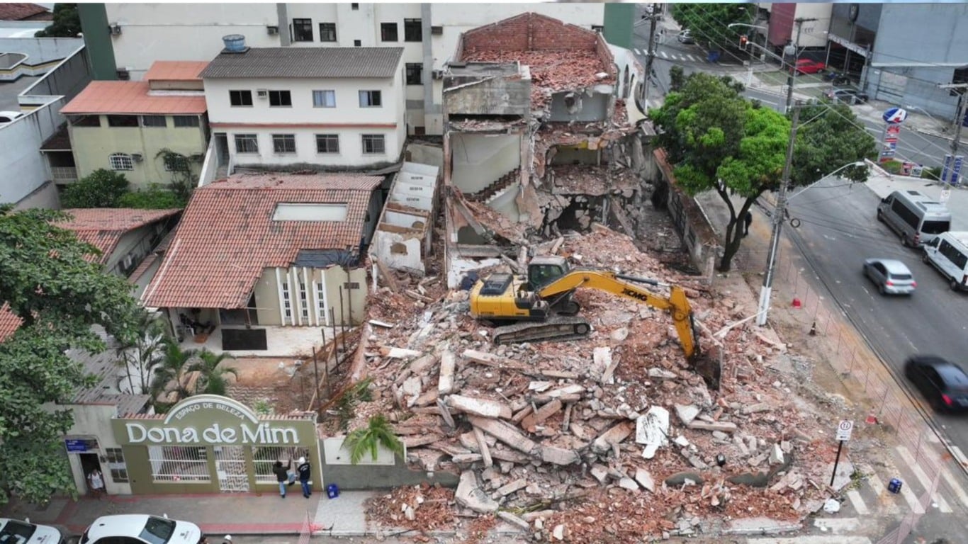 Demolição de prédio atinge salão em Vila Velha (Foto: Thiago Soares)