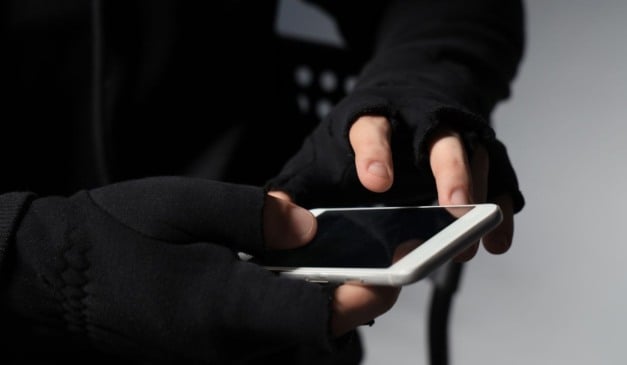 Pessoa usa celular; crime virtual