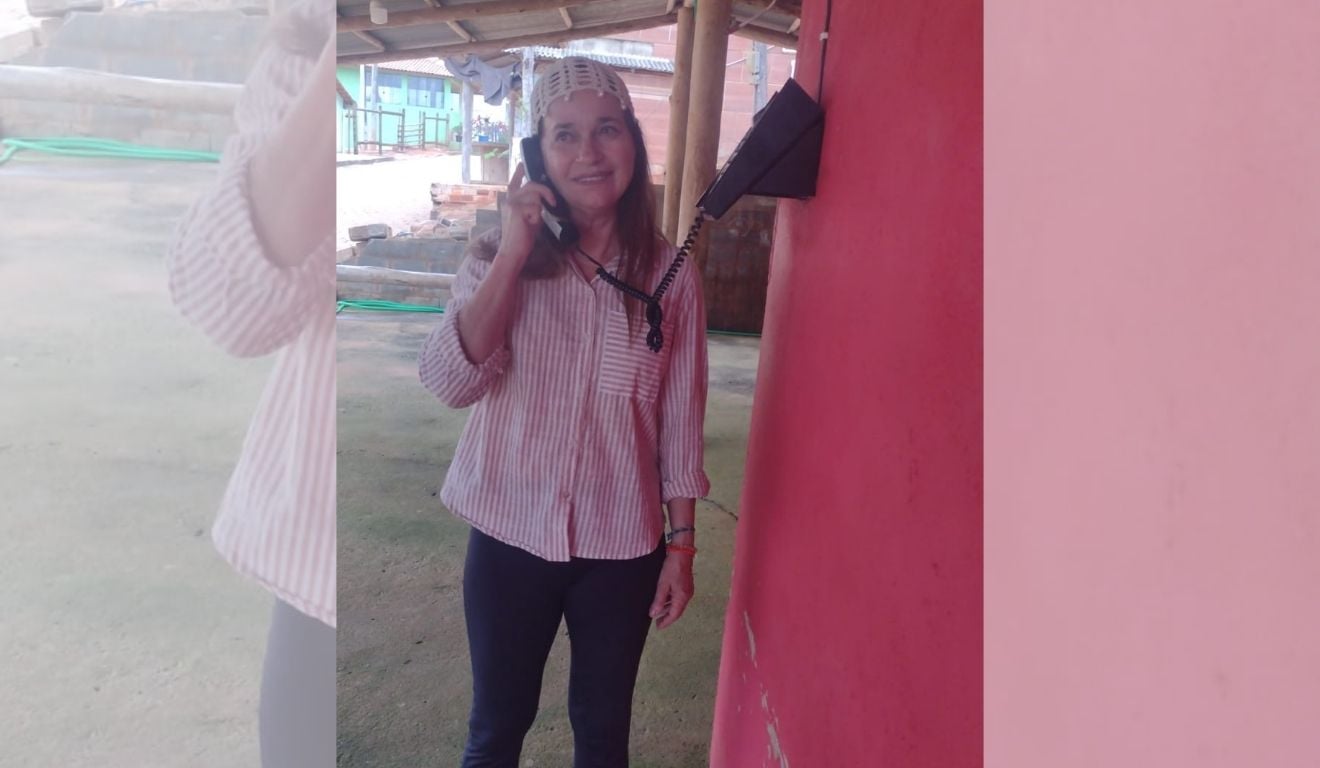 Sandra Gomes é moradora de Cinco Pontões, na zona rural de Laranja da Terra. Na foto, ela usa um dos últimos orelhões ainda existentes no Espírito Santo. Foto: arquivo pessoal. Sandra Gomes é moradora de Cinco Pontões, na zona rural de Laranja da Terra. Na foto, ela usa um dos últimos orelhões ainda existentes no Espírito Santo. Foto: arquivo pessoal.