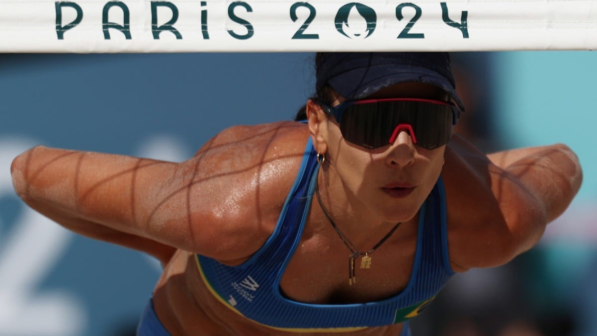 2024.08.04 - Jogos Olímpicos Paris 2024 - Vôlei de Praia feminino. As brasileiras Carol Solberg e Bárbara Seixas em duelo contra a dupla australiana Mariafe e Clancy. Em destaque na imagem, Carol Solberg. Foto: Luiza Moraes/COB