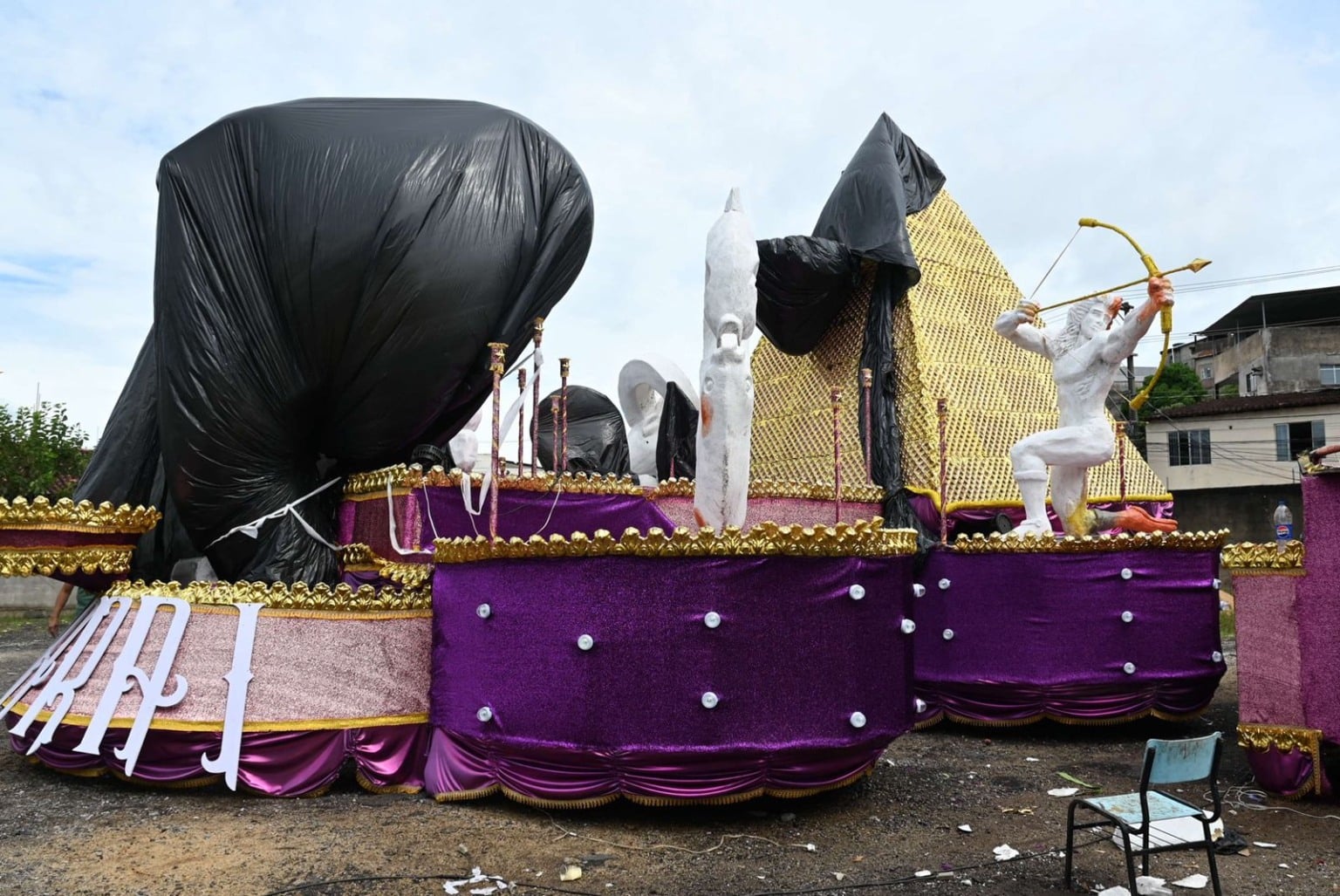 Carros aleg&oacute;rios Imperatriz do Samba e Andara&iacute; (Foto: Thiago Soares)