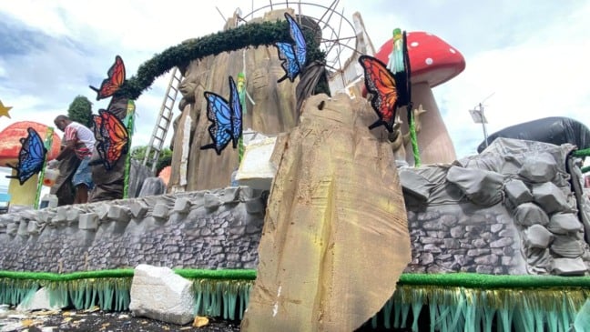 Carros alegórios Imperatriz do Samba e Andaraí (Foto: Thiago Soares)