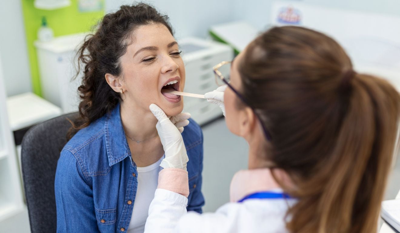 o que é a massinha branca na garganta