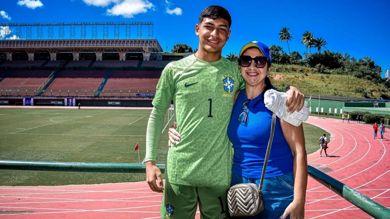 Goleiro Arthur do Vale com a mãe, Débora