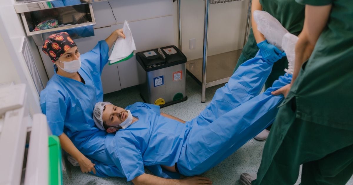 Pai desmaia ao ver filha nascer em SC e cena viraliza nas redes sociais