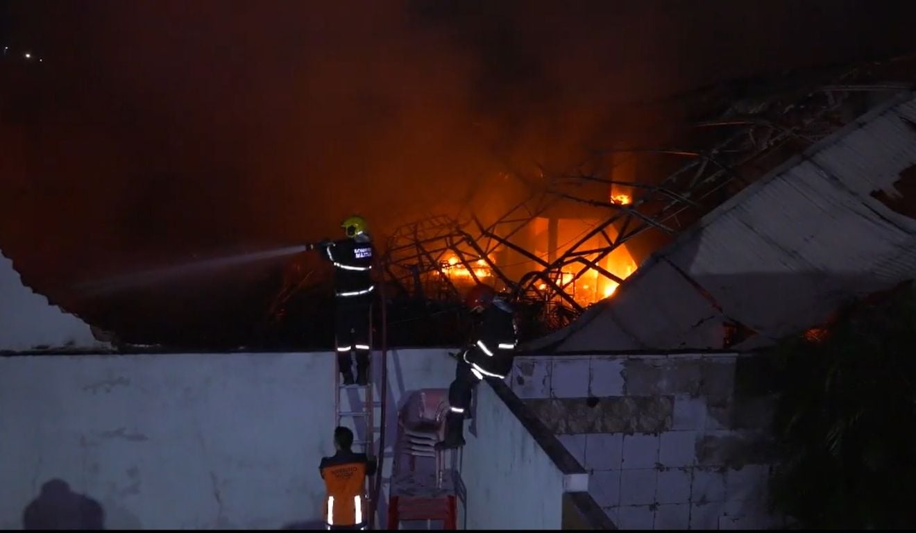 Incêndio atinge galpões com carros, móveis e gás; veja prejuízos