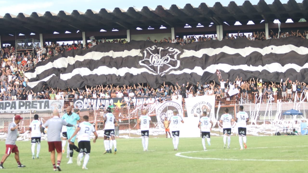 Torcida do Rio Branco no estádio Engenheiro Araripe