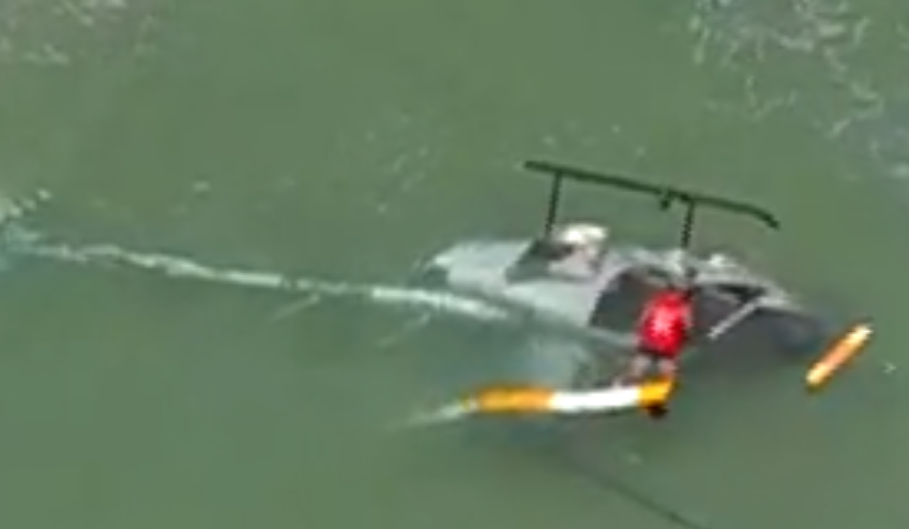 Helicóptero cai no mar da Praia da Barra da Tijuca, no Rio de Janeiro
