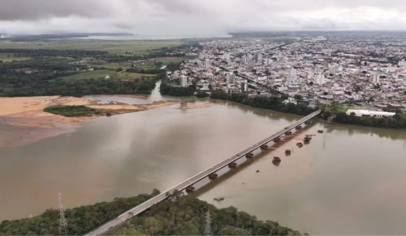Corpo em decomposição é encontrado preso a draga no Rio Doce, em Colatina