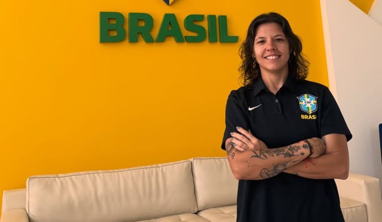 Lelê Lopes pela seleção brasileira de beach soccer