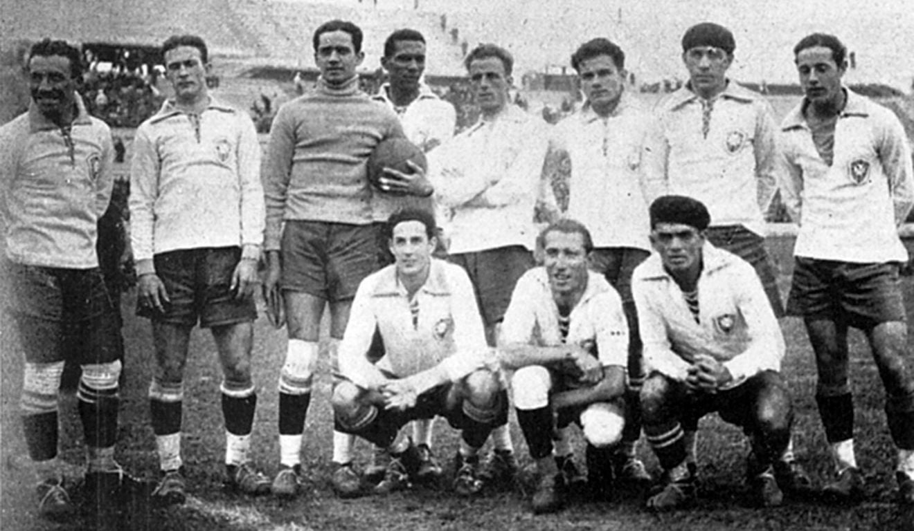 A formação da Seleção Brasileira que conquistou a primeira vitória em Copas do Mundo
Créditos: Álbum comemorativo da Copa do Mundo de 1930 da Associação Uruguaia de Futebol