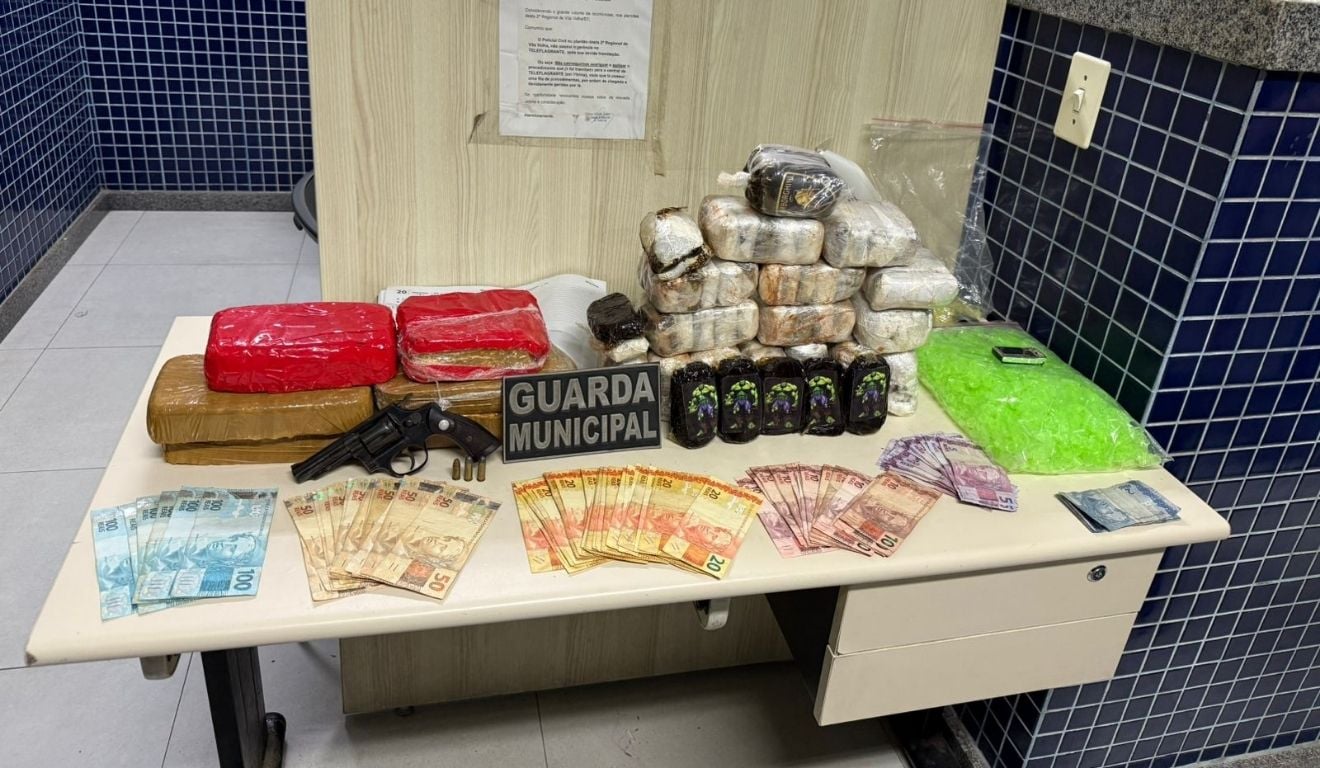 Bebê de 6 meses e crianças são encontrados sozinhos em casa com arma e drogas em Vila Velha