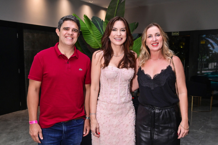 Eduardo Rocha e Marcela Lodi ladeando a aniversariante