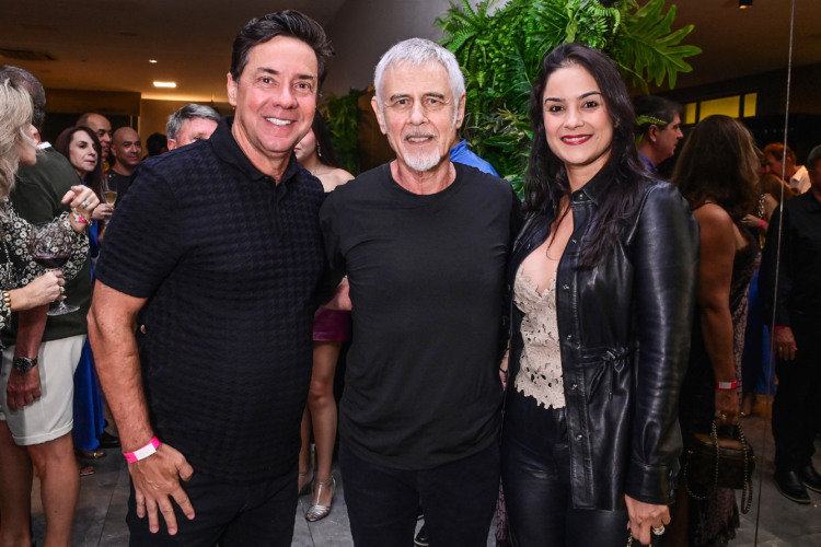 Valtair e Ary Torezani ladeando o cantor Ritchie