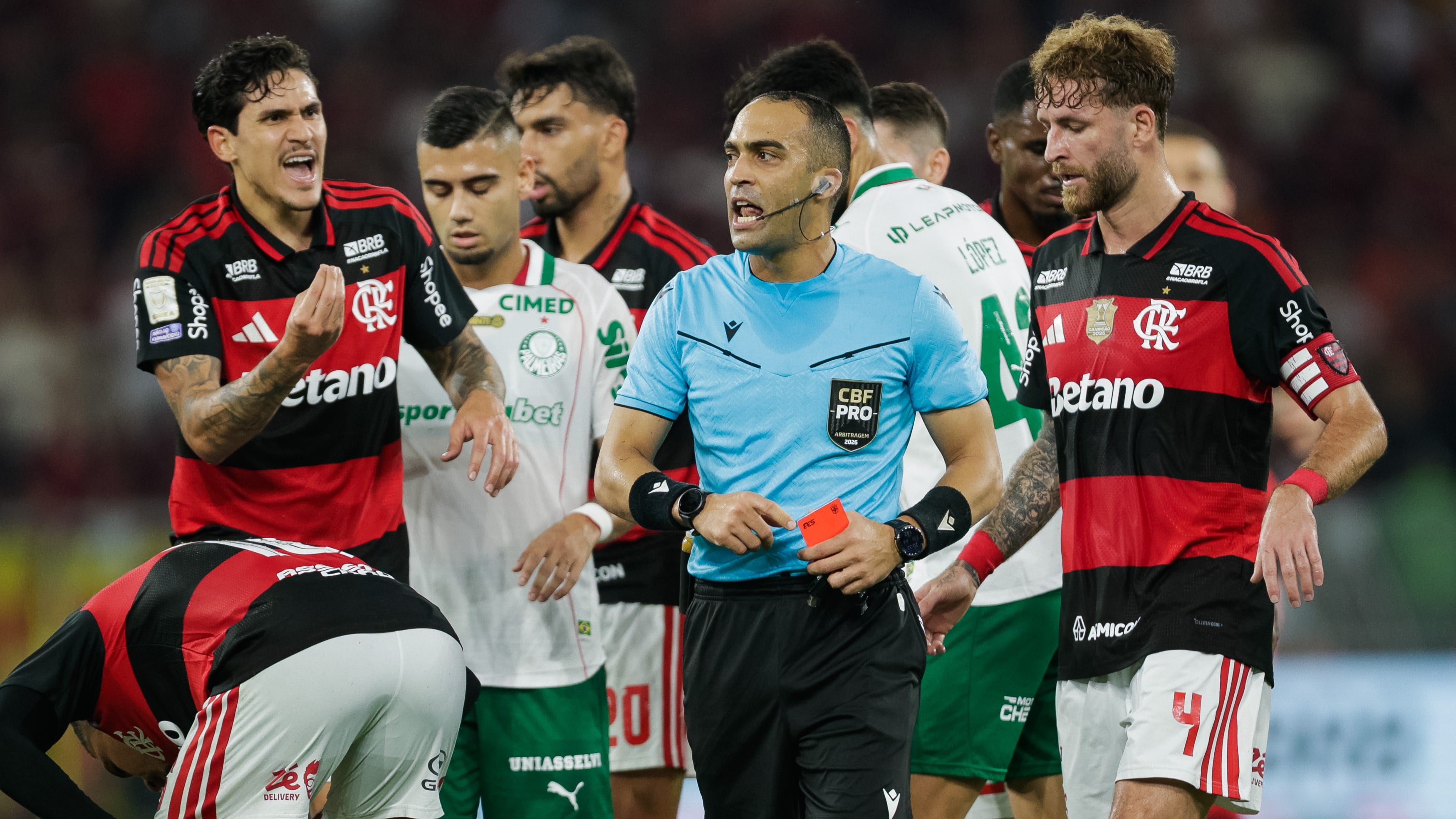 Árbitro Davi Lacerda, de Flamengo x Palmeiras, é hostilizado em avião na volta ao ES