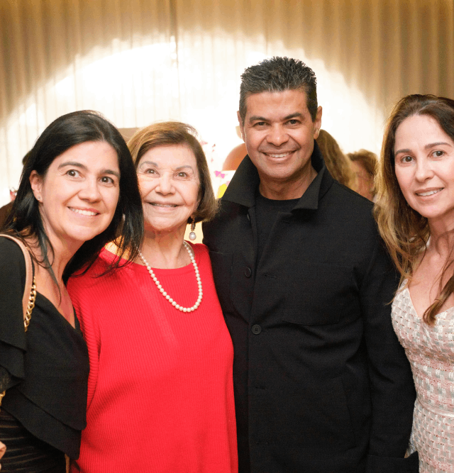 Paula, Marilena e Renata Duarte, com Dorion Soares
