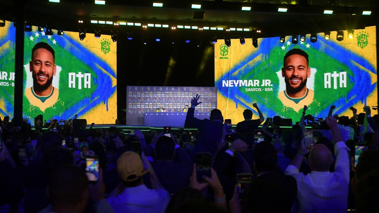 Plateia comemora o anúncio de Neymar na lista de Ancelotti para a Copa do Mundo