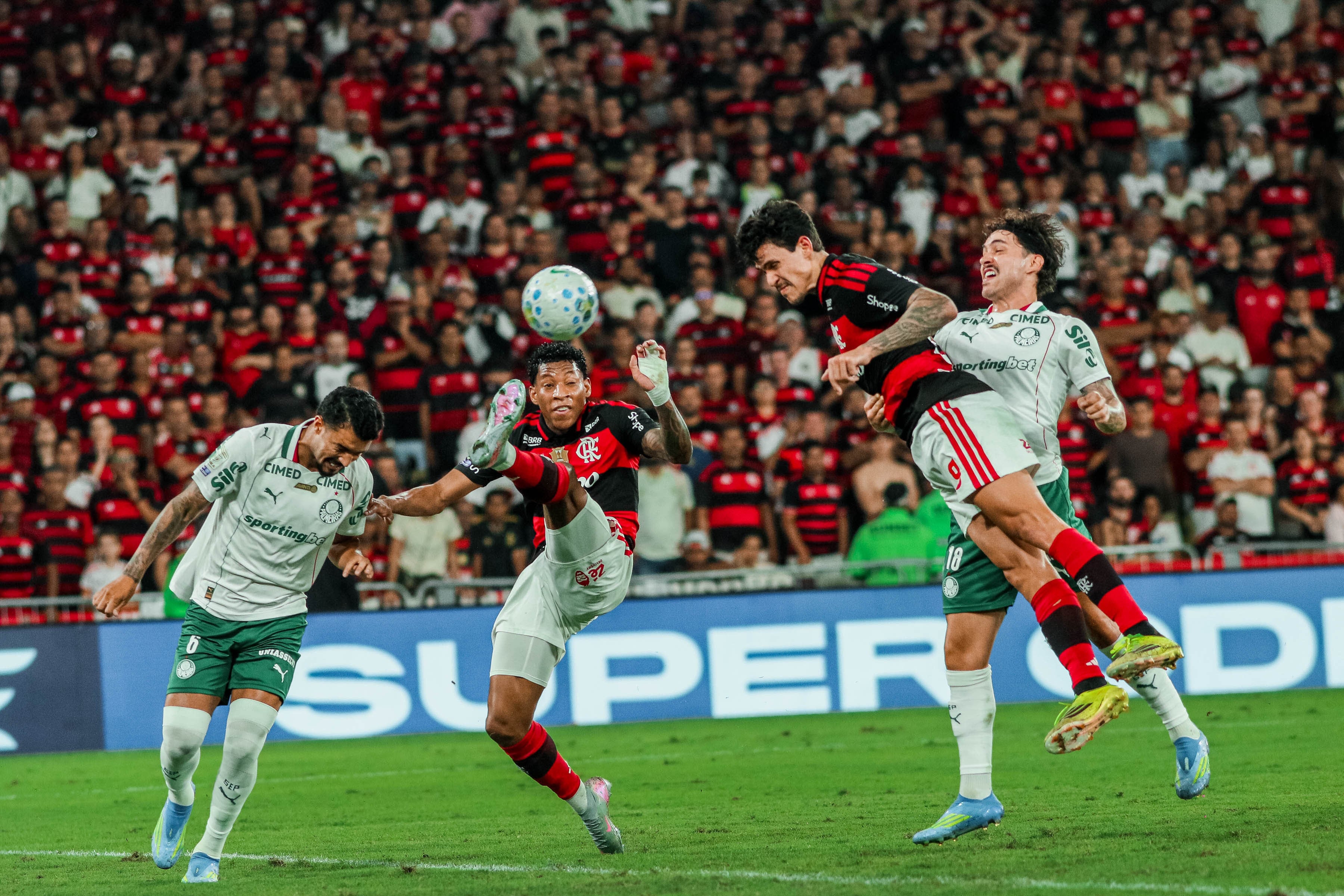 Análise “Flamengo x Palmeiras”: Árbitro acertou em expulsar Carrascal ou lance era para amarelo?