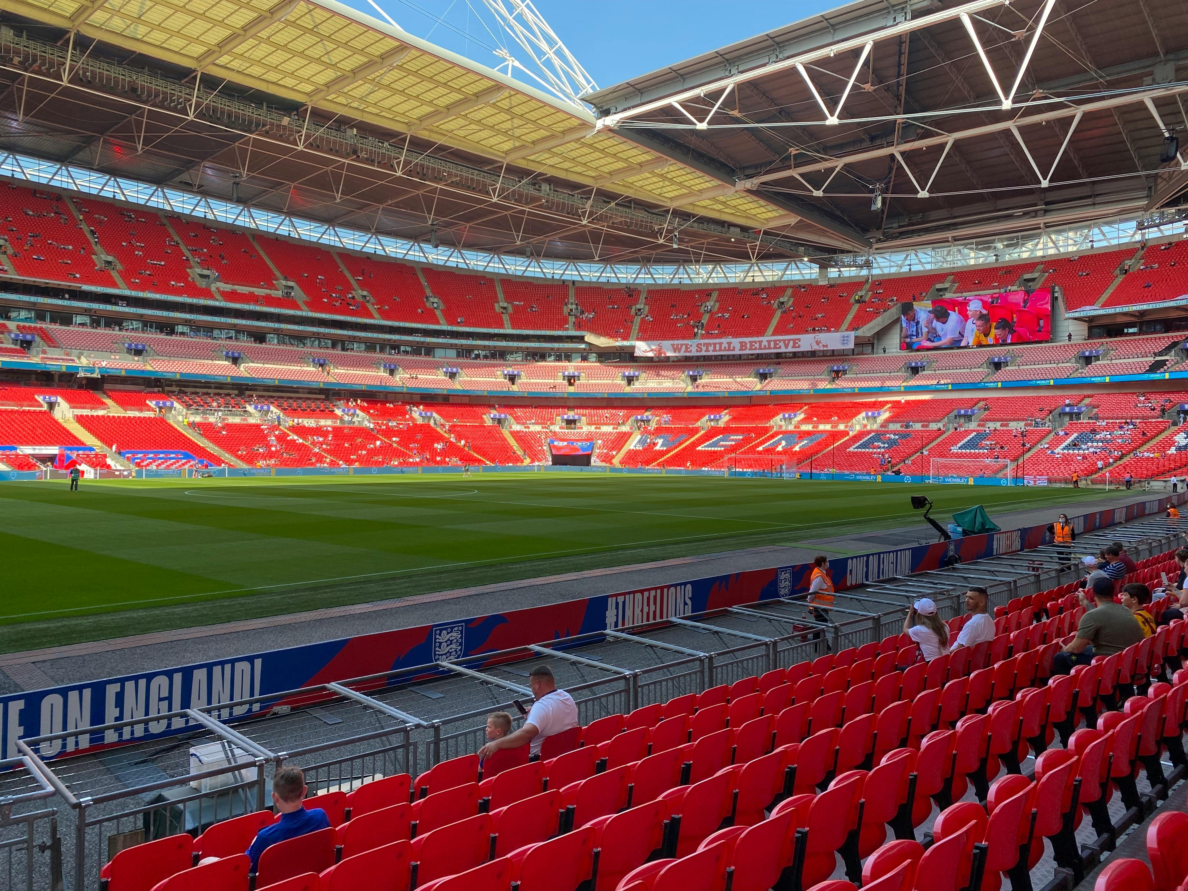 Passo a passo: Como brasileiros podem comprar ingressos para o futebol inglês com segurança