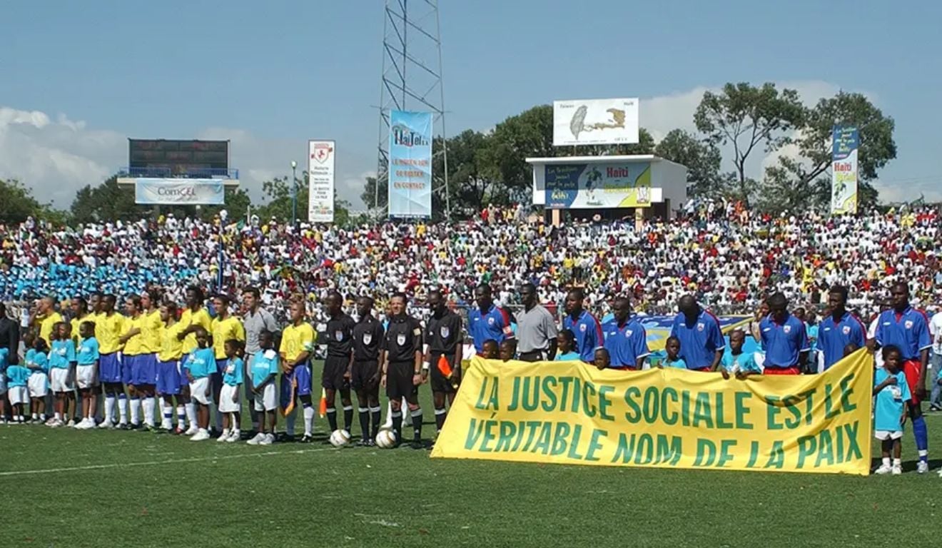 Brasil x Haiti no Jogo da Paz. Ronaldinho Gaúcho - Foto: Nilton Santos / CBF Ronaldinho em campo - Brasil 6 x 0 Haiti - Estádio Sylvio Cator, em Porto Príncipe, Haiti - Jogo da Paz
