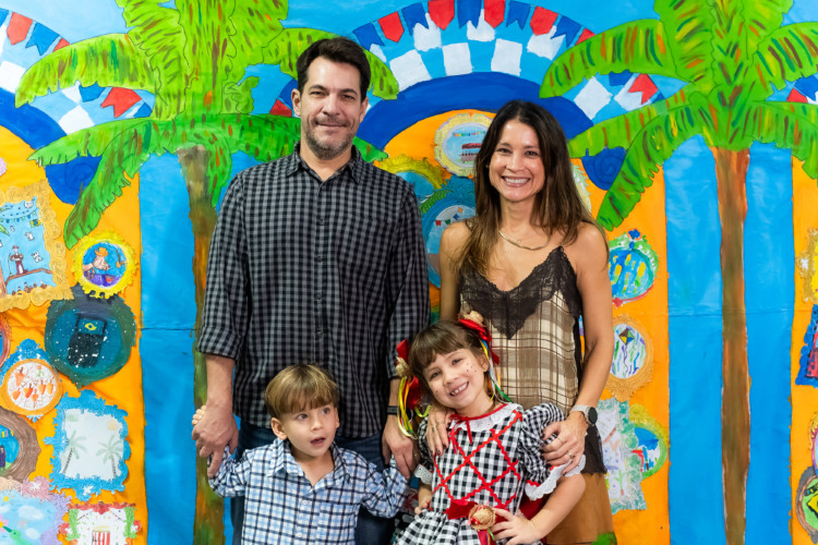 Fabricio Rezende e Carolina Padini com Pedro e Clara