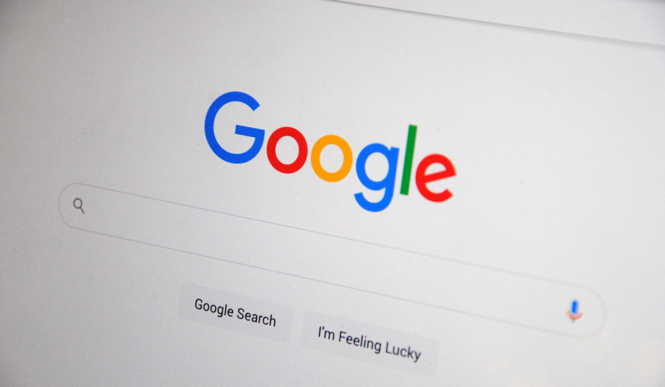 Google é multado em US$ 1 bilhão pela UE por práticas que prejudicam a concorrência Google é multado em US$ 1 bilhão pela UE por práticas que prejudicam a concorrência