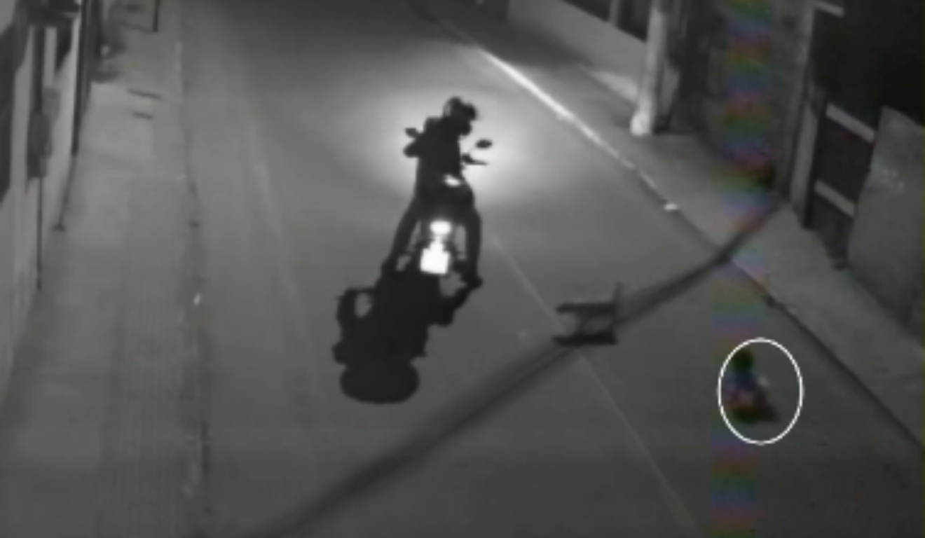Vídeo mostra momento em que motoboy encontra bebê sozinha na rua em Vila Velha