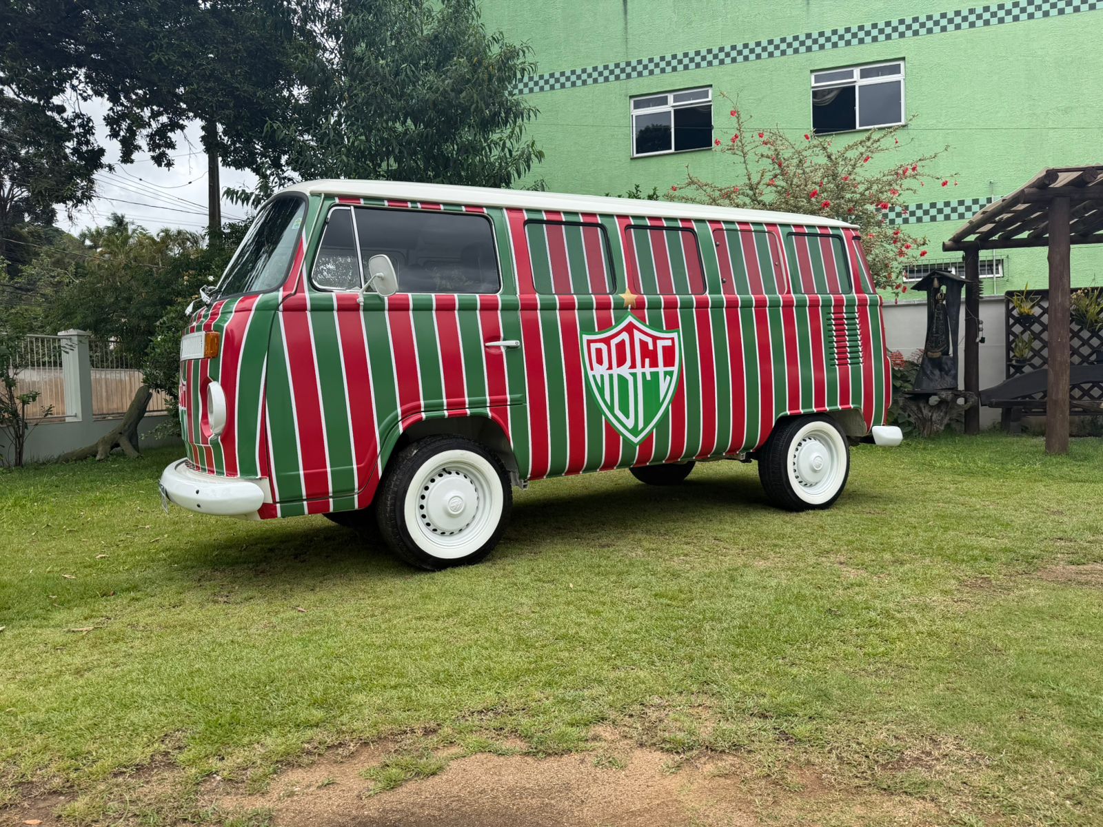 Torcedor leva paixão pelo time às ruas com Kombi personalizada no ES