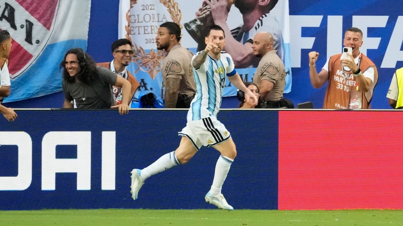 USA - COPA DO MUNDO ARGENTINA X CABO VERDE - ESPORTES 03/07/2026 - 20:00 - Associated Press O argentino Lionel Messi marca o gol de abertura de sua equipe contra o Cabo Verde durante a partida das oitavas de final da Copa do Mundo entre Argentina e Cape Verde, em Miami Gardens, na Flórida, nesta sexta-feira, 3 de julho de 2026. 03/07/2026 Foto: CHRIS CARLSON/ASSOCIATED PRESS/Estadão Conteúdo