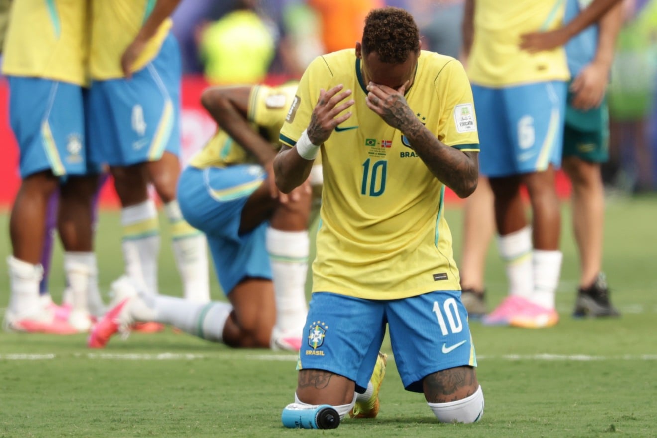 USA - COPA DO MUNDO BRASIL X NORUEGA - ESPORTES 05/07/2026 - 20:38 - Associated Press Neymar (10), do Brasil, chora e lamenta a desclassificação para a Noruega ao final da partida válida pelas oitavas de final da Copa do Mundo disputada em East Rutherford, Nova Jersey, perto de Nova York, nos Estados Unidos, neste domingo, 5 de julho de 2026. 05/07/2026 Foto: ADAM HUNGER/ASSOCIATED PRESS/Estadão Conteúdo
